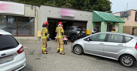 73-latek wjechał do salonu kosmetycznego. Trzy osoby w szpitalu