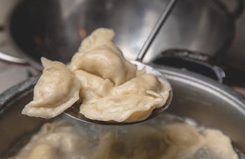 Gotujesz tak pierogi? To dlatego pękają