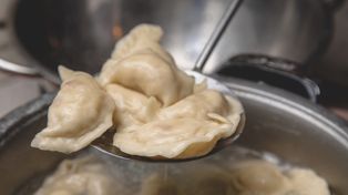 Gotujesz tak pierogi? To dlatego pękają