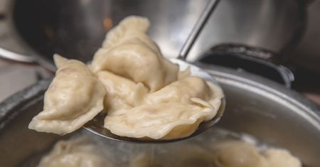 Gotujesz tak pierogi? To dlatego pękają