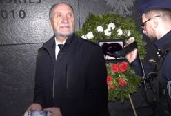 Macierewicz przyłapany w nocy. Sceny pod pomnikiem smoleńskim