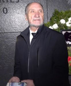 Macierewicz przyłapany w nocy. Sceny pod pomnikiem smoleńskim