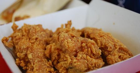 Smażone skrzydełko z kurczaka ze skórą w panierce (KFC)