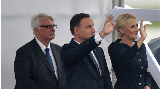 Pożegnanie Franciszka na lotnisku w Balicach. Witold Waszczykowski, Andrzej Duda i Agata Duda