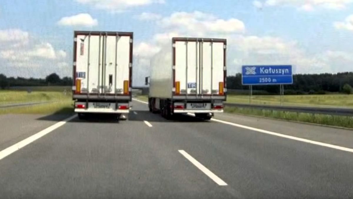 Wyprzedzanie tirem może być niebezpieczne. W 2018 r. kierowcy ciężarówek spowodowali jednak tylko 3,2 proc. wszystkich wypadków