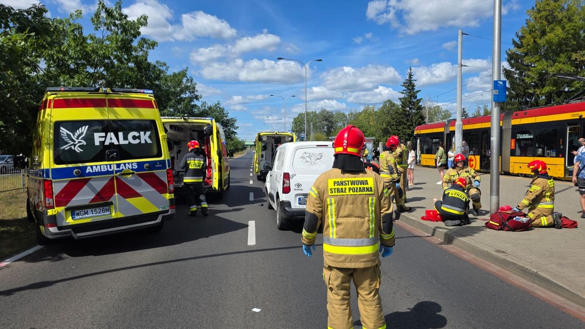  Warszawa: samochód wjechał w pieszych na przejściu. Cztery osoby w szpitalu