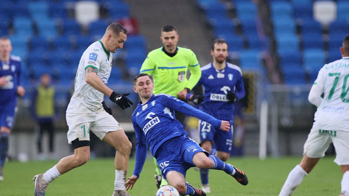 Damian Jakubik (przy piłce) i walczący o nią Damian Warchoł podczas meczu Wisła Płock - Radomiak Radom