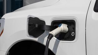 Ładowanie samochodu elektrycznego w bloku. Kiedy można to robić samodzielnie?