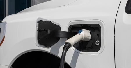 Ładowanie samochodu elektrycznego w bloku. Kiedy można to robić samodzielnie?