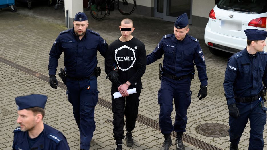 Marcin W.
Pozna�, 31.03.2023. Marcin W., podejrzany o podw�jne zab�jstwo w Mi�dzychodzie i Miechowie, wyprowadzany po przes�uchaniu w Prokuraturze Okr�gowej w Poznaniu, 31 bm. (mr) PAP/Jakub Kaczmarczyk 
***UWAGA!!! ZAKAZ PUBLIKACJI WIZERUNKU I DANYCH OSOBOWYCH PODEJRZANEGO!!!***
Jakub Kaczmarczyk
doprowadzenie, morderstwo, podejrzany, policja, policjant, prokuratura