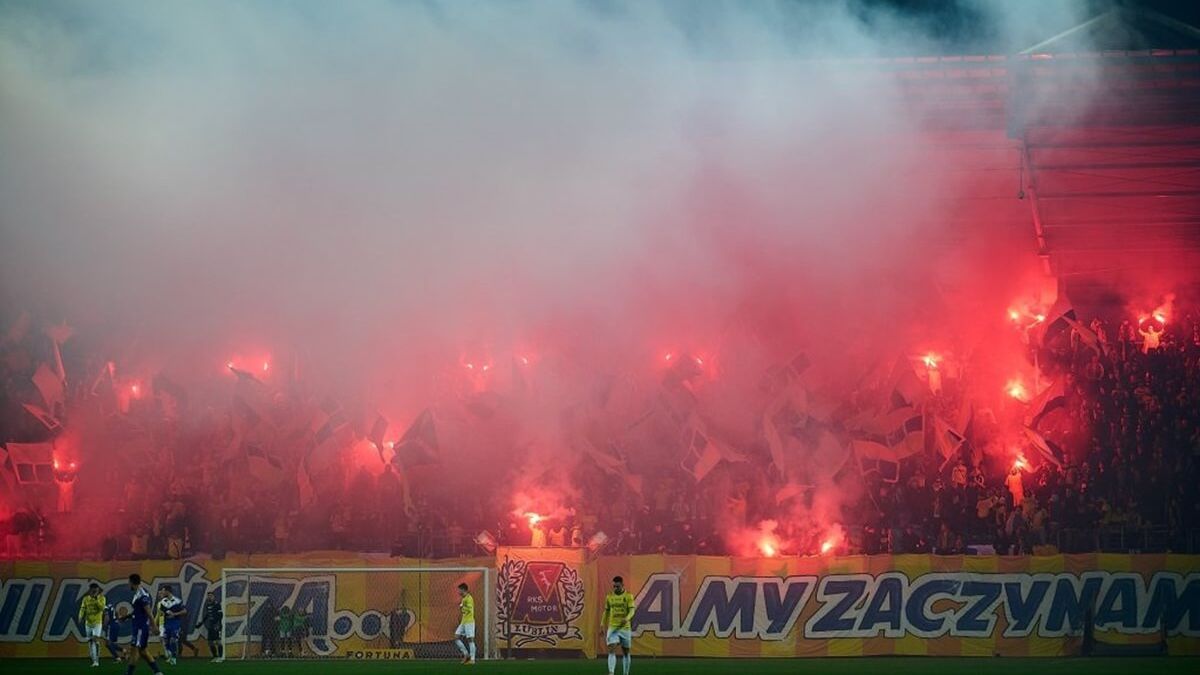 Race na trybunach Areny Lublin podczas meczu Motoru Lublin z Wisłą Kraków