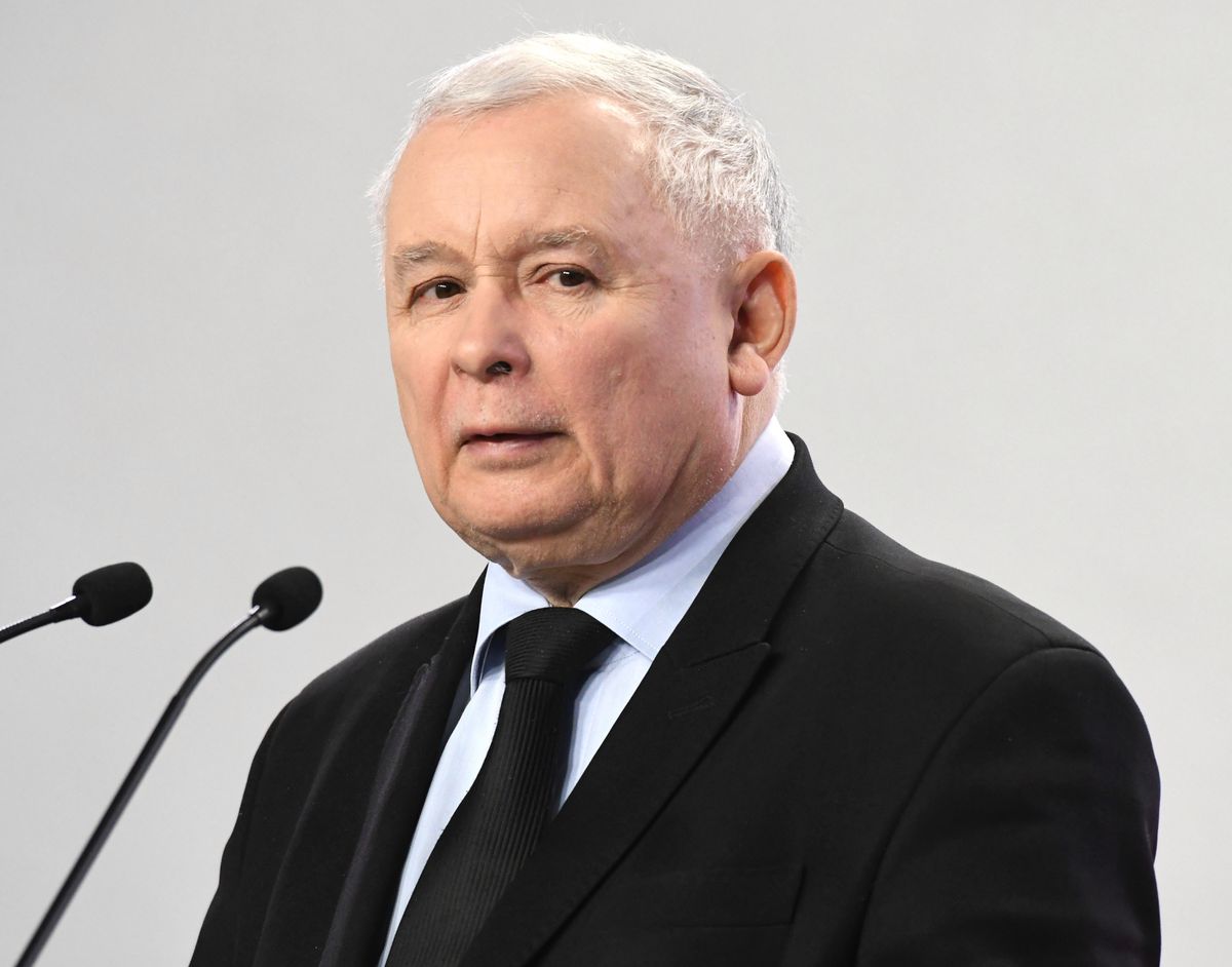 Jarosław Kaczyński zawiesił Misiewicza. "Rozpoczęła się druga wojna na górze"