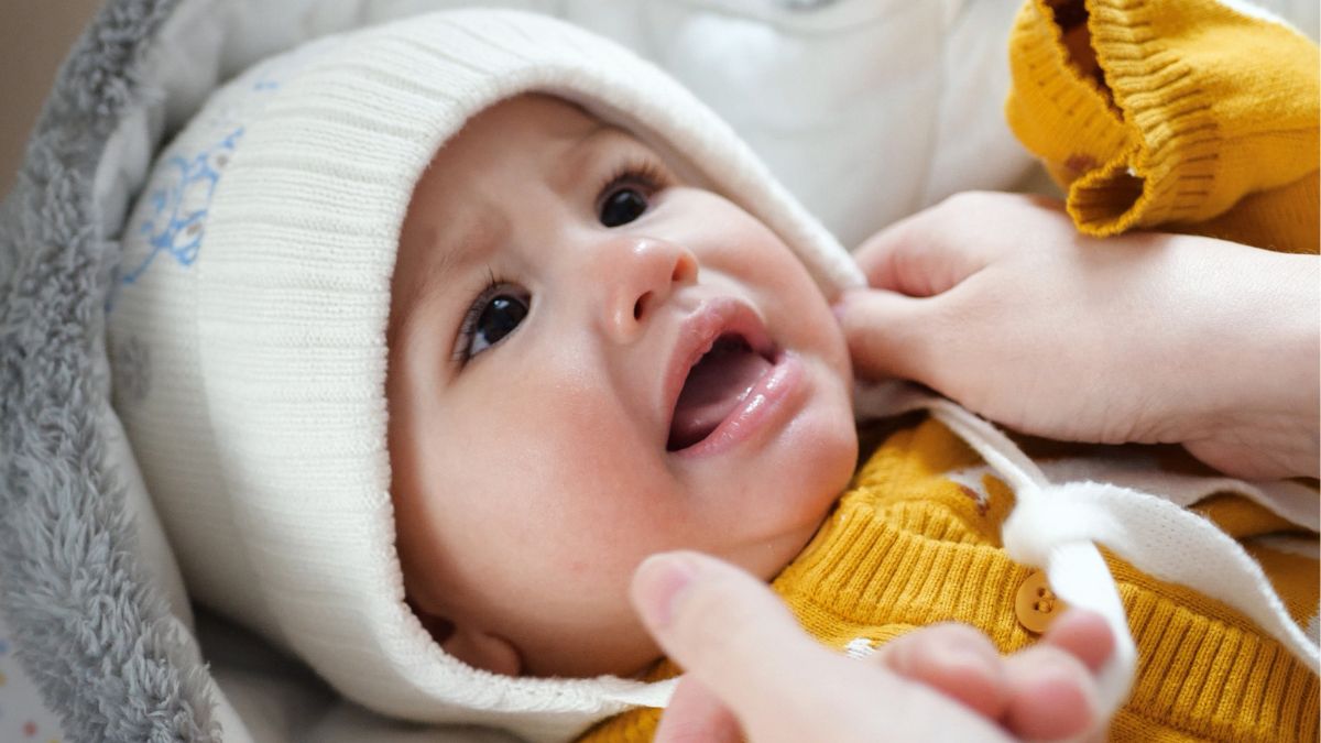 Ubieranie czapki dziecku.