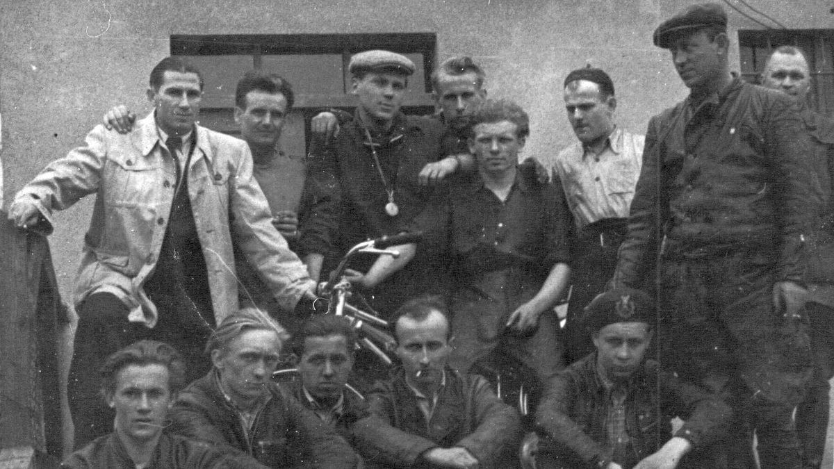 ekipa rybnickich żużlowców z początku lat 50; w środku z zegarkiem u szyi stoi Jan Ciszewski, później sławny redaktor radia i telewizji; Joachim Maj siedzi z prawej w berecie z logo PZM