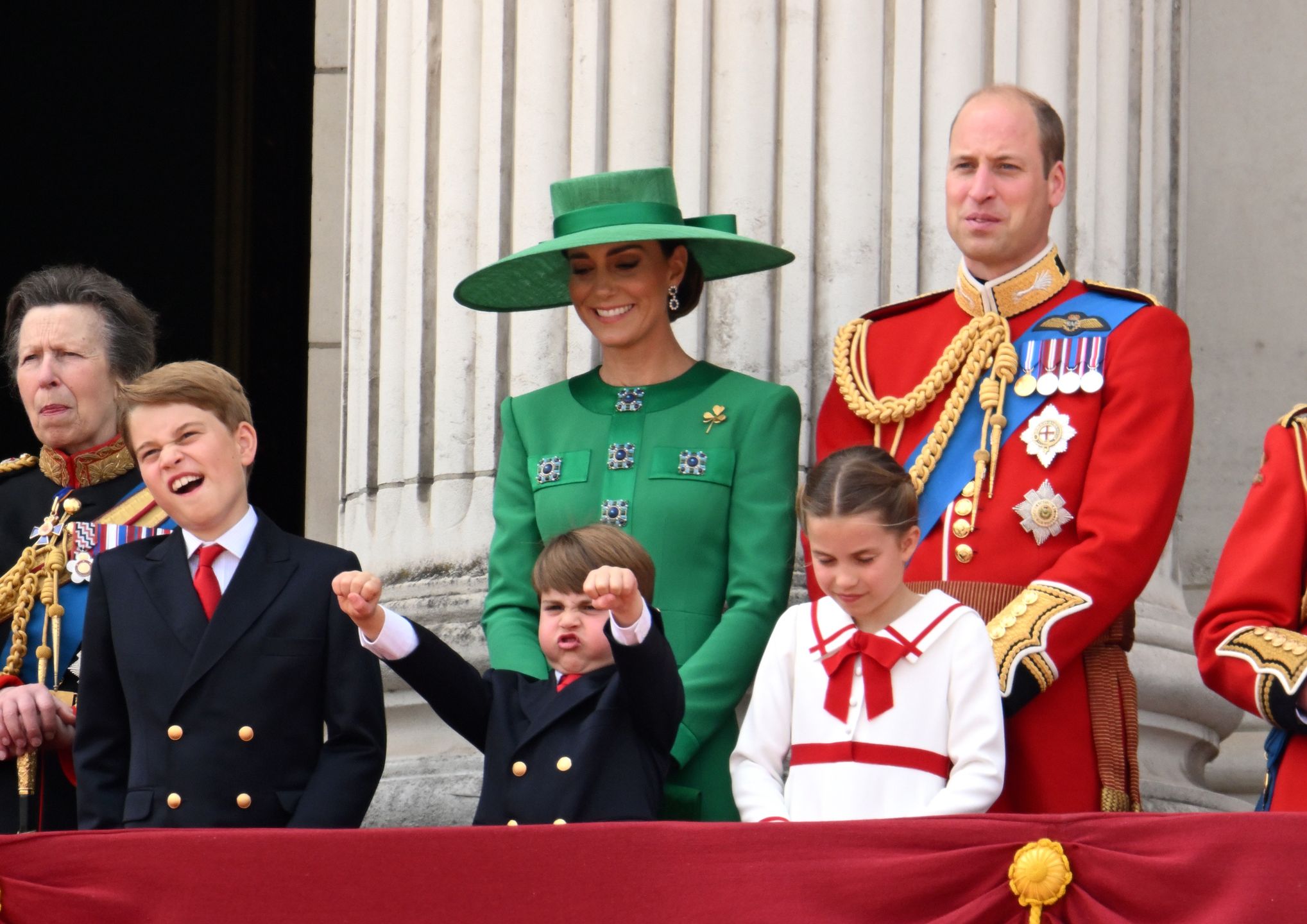 Royalsi na balkonie Pałacu Buckingham