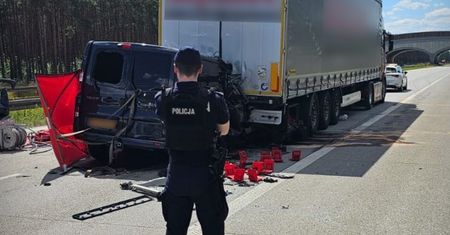 Śmierć na A2. Dosłownie wbił się w ciężarówkę