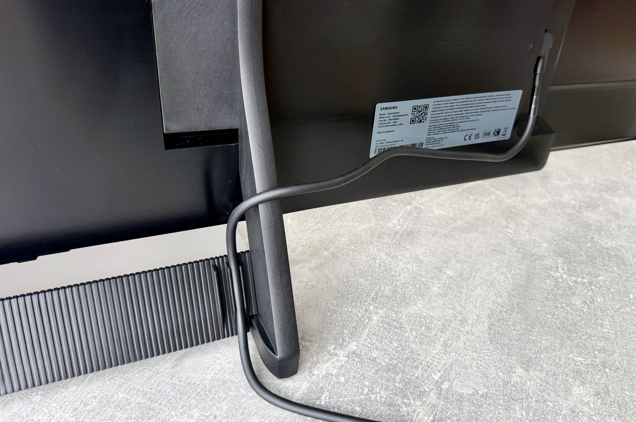 Samsung OLED S90H - prowadzenie kabli.