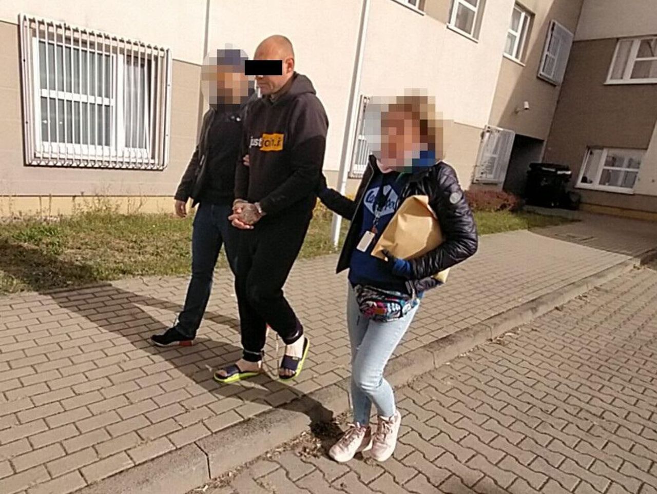 Warszawa: Pili razem alkohol. 38-latek zaatakował gospodarza nożem