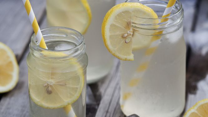 Lemoniada w proszku przygotowana z wodą