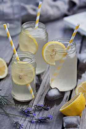 Lemoniada w proszku przygotowana z wodą
