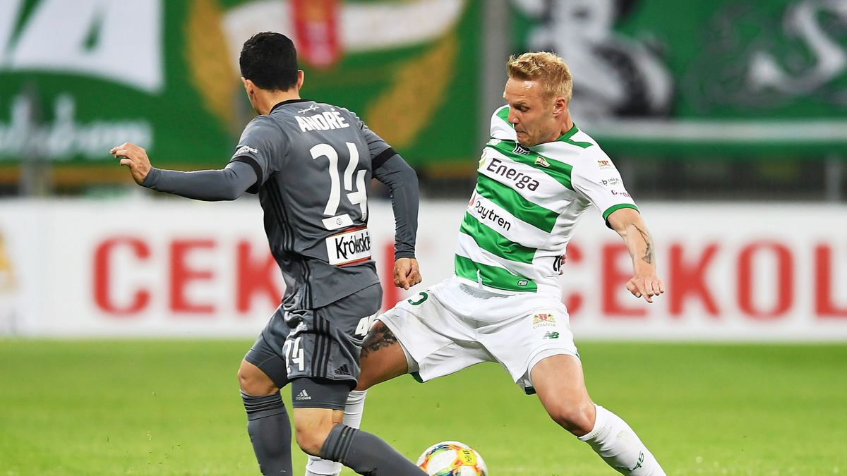 PAP / Adam Warżawa / Na zdjęciu: Andre Martins i Daniel Łukasik (Lechia)