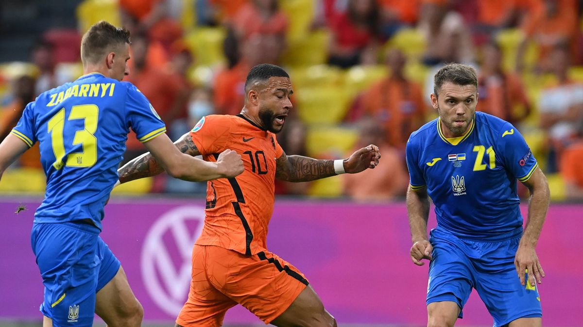 PAP/EPA / John Thys / Na zdjęciu: Memphis Depay (w środku)
