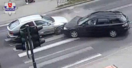 Zignorował znak nakazu jazdy w prawo. Zderzył się z drugim samochodem [WIDEO]
