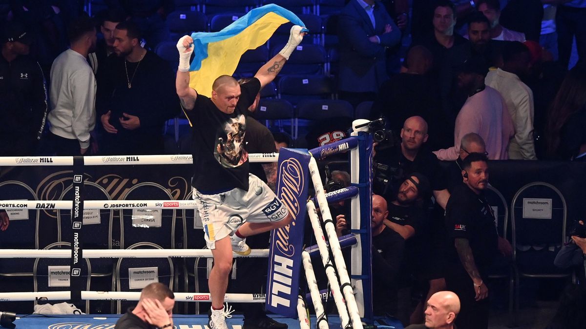 Zdjęcie okładkowe artykułu: PAP/EPA / NEIL HALL / Na zdjęciu: Ołeksandr Usyk