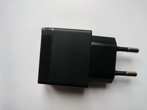 dołączana ładowarka USB jest dobrze wykonana