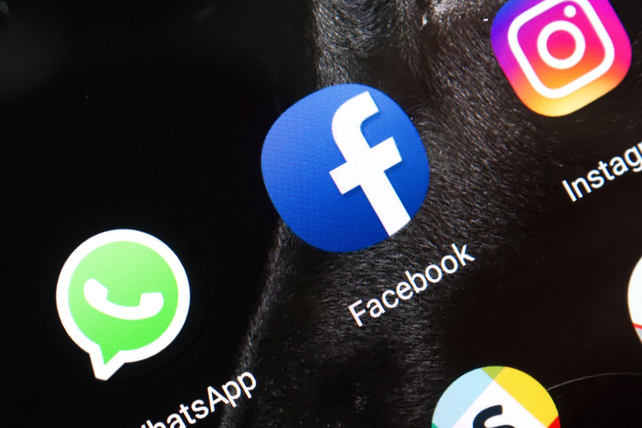 Aplikacje bliżej siebie: Facebook uruchamia WhatsAppa