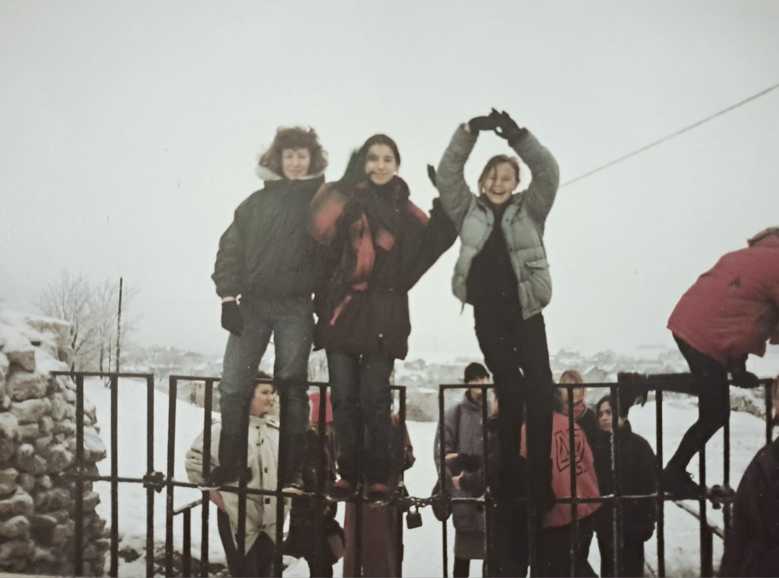 Ogrodzieniec w zimowej szacie zachwycał, a skakanie przez płot w śnieżne zaspy było dodatkową atrakcją