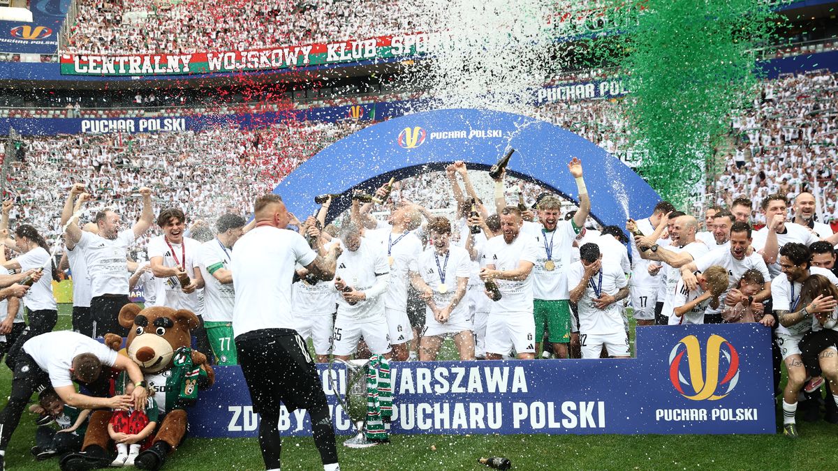Warszawa, 02.05.2025. Piłkarze Legii Warszawa cieszą się z Pucharu Polski. Legia w meczu finałowym na PGE Narodowym, 2 bm. pokonała 4:3 Pogoń Szczecin i po raz 21. zdobyła to trofeum. (mk) PAP/Leszek Szymański