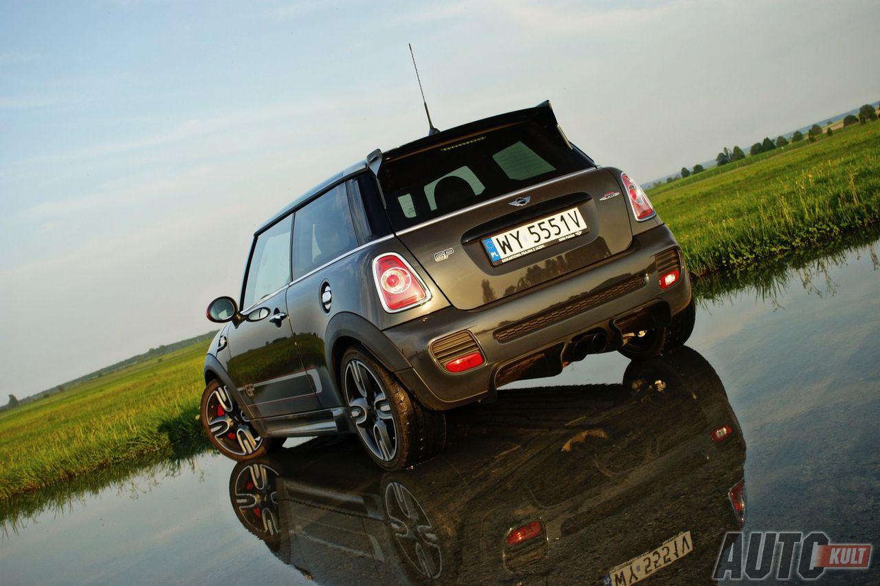 MINI JCW GP (1.6 T, 6 MT, 218 KM@6000, 280 Nm@1750, 0-100 km/h 6,3 s, 242 km/h)