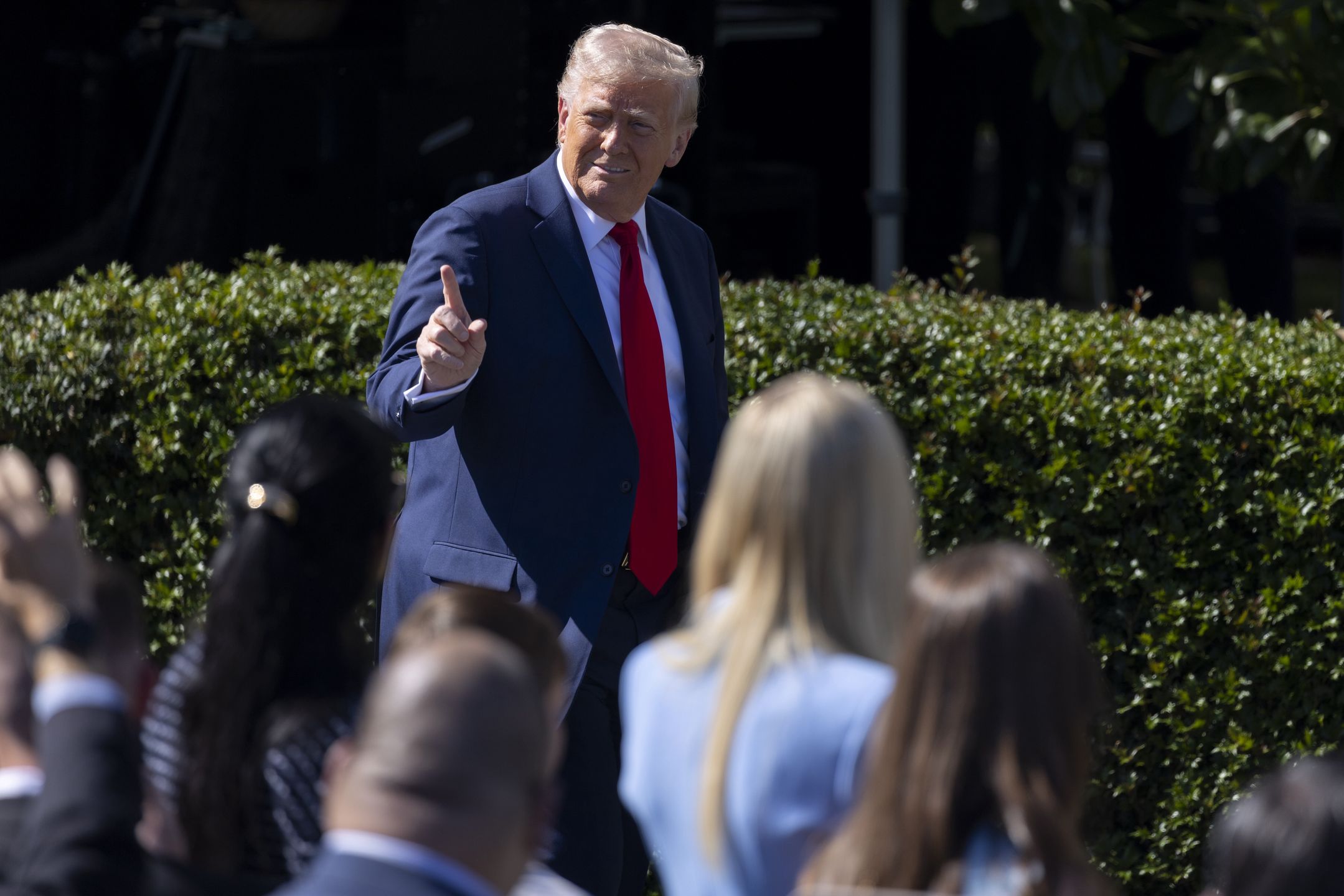 US President Donald Trump greets the 2025 Super Bowl champion Philadelphia Eagles
epa12061344 US President Donald Trump arrives to deliver remarks during a visit with the 2025 Super Bowl champion The Philadelphia Eagles on the South Lawn of the White House in Washington, DC, USA, 28 April 2025.  EPA/SHAWN THEW 
Dostawca: PAP/EPA.
SHAWN THEW
players, ceremony, champion, NFL, president