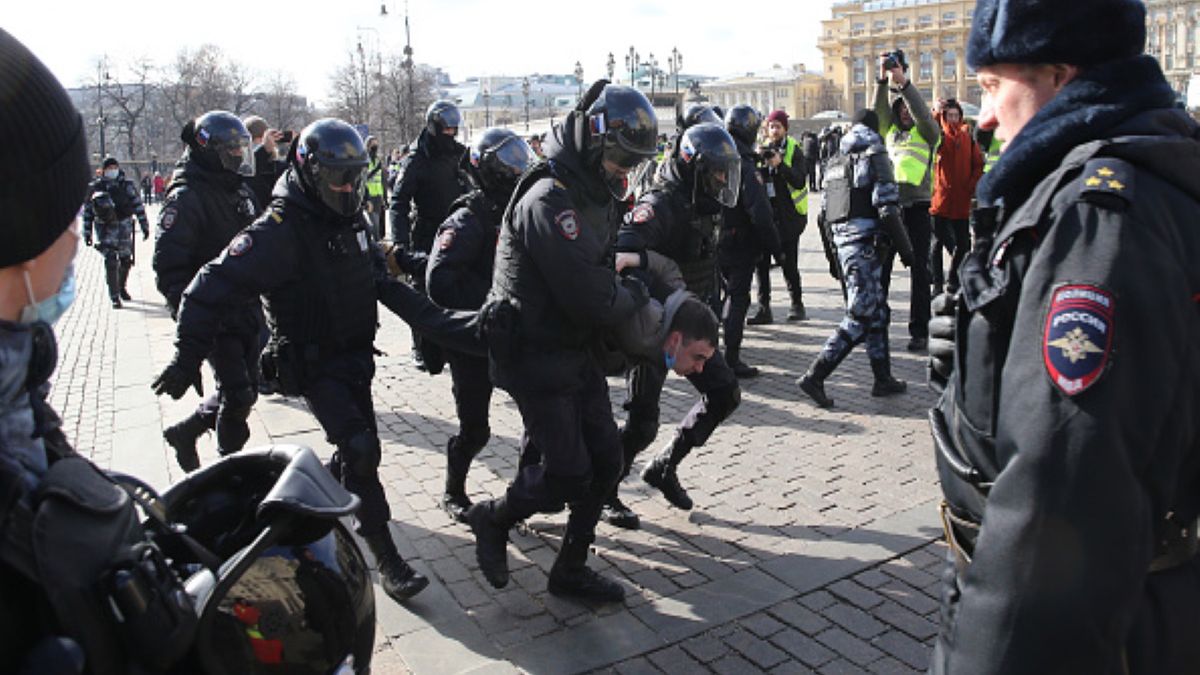 Kreml brutalnie tłumi jakąkolwiek krytykę napaści na Ukrainę oraz przedstawicieli rządu, szczególnie Putina