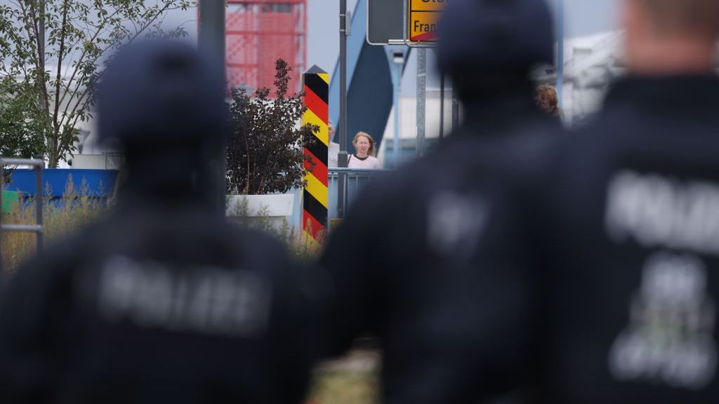 Niemieccy policjanci pilnują przejścia we Frankfurcie