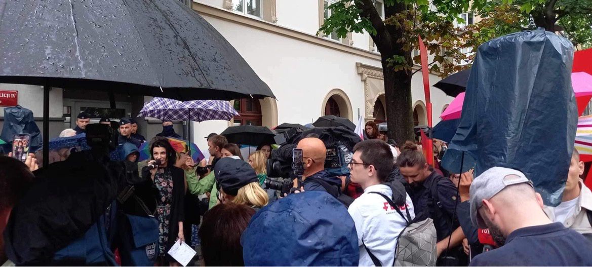 Protest przed komisariatem. Przemówiła Joanna, ludzie zaczęli krzyczeć