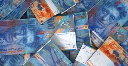 Frank szwajcarski znów po 4 złote. Dolarowi też niewiele brakuje do tego poziomu