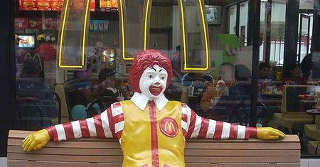 Pracownicy McDonald's chcą podwyżek. Były szef ostrzega: roboty zastąpią ludzi