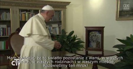 Papież zapalił jedną z największych iluminacji świątecznych na wzgórzach wokół Gubbio