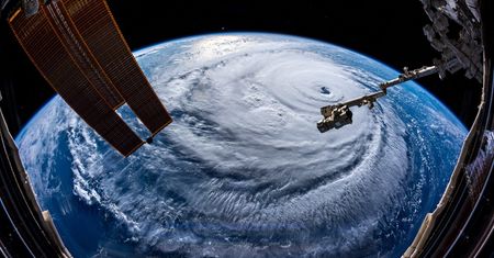 Huragan Florence widziany ze stacji kosmicznej zasłania pół Ziemi