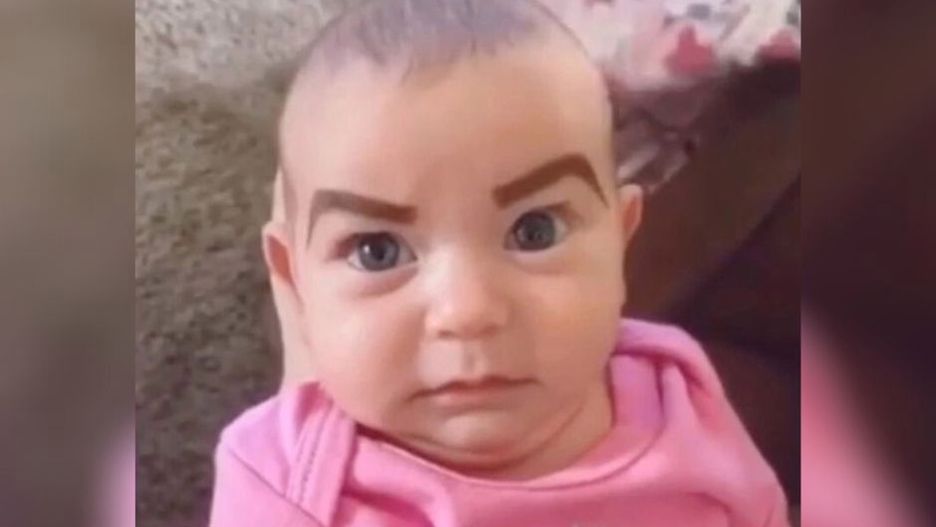 Matka narysowała sztuczne brwi na twarzy córeczki