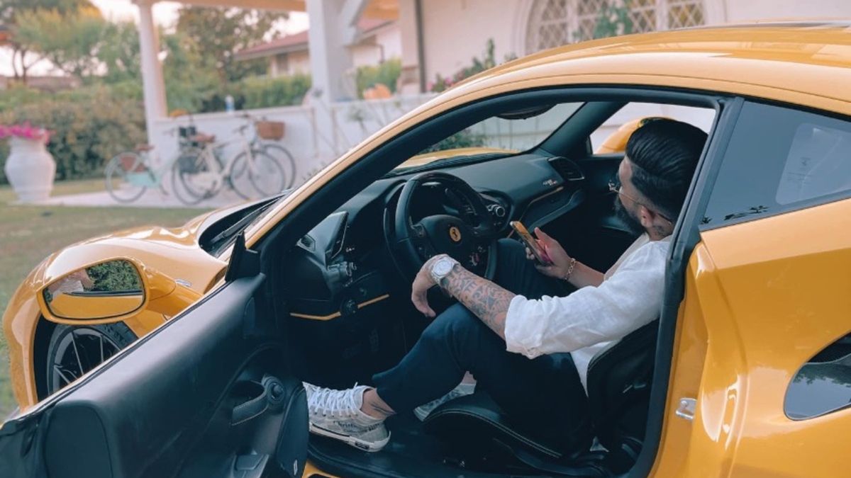 Elseid Hysaj w samochodzie marki Ferrari