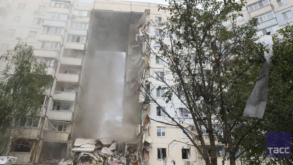 Częściowo zawalony budynek w rosyjskim mieście Biełgorod 