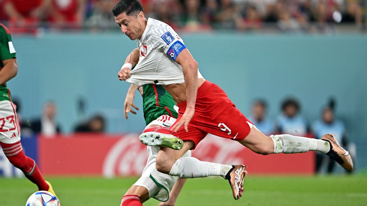 Robert Lewandowski faulowany w polu karnym podczas meczu Meksyk-Polska