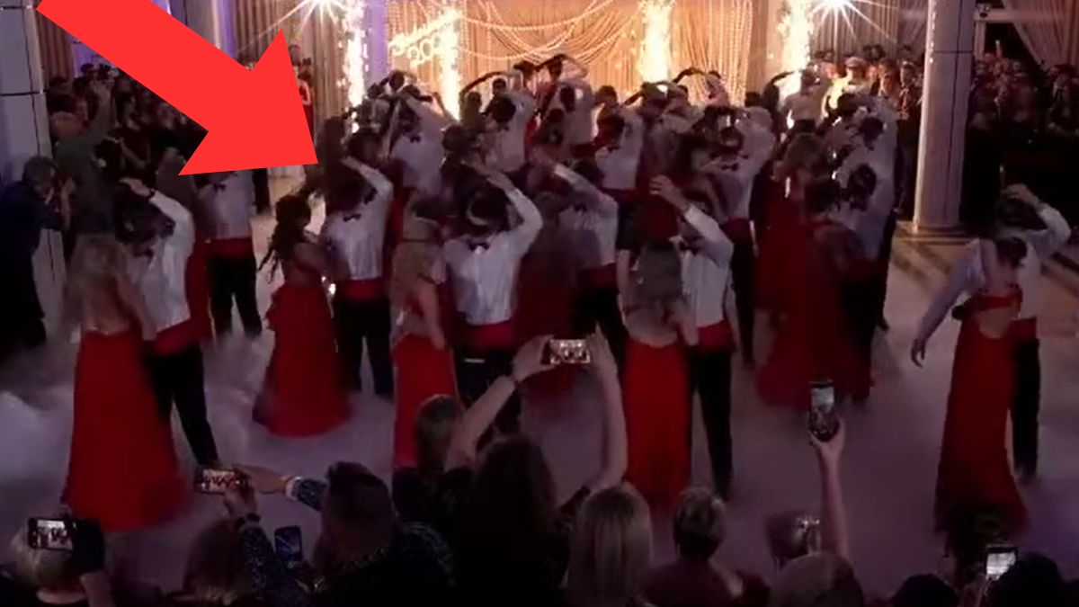 Uczniowie zachwycili walcem. Nagranie podbija sieć.