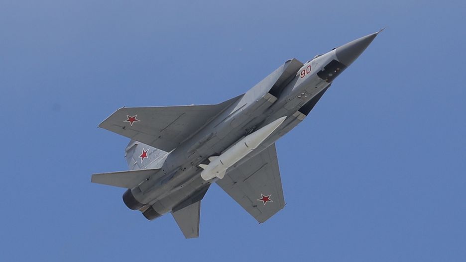 epa06721624 A Russian MIG-31 jet carrying a high-precision hypersonic aero-ballistic missile 'Kinzhal' ('Dagger') takes part in the Victory Day military parade in the Red Square in Moscow, Russia, 09 May 2018.  Russia marks the 73rd anniversary of the victory over Nazi Germany in World War II.  EPA/SERGEI ILNITSKY 
Dostawca: PAP/EPA.
SERGEI ILNITSKY