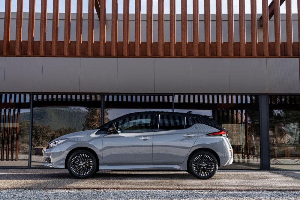 Nissan LEAF 2022 bok