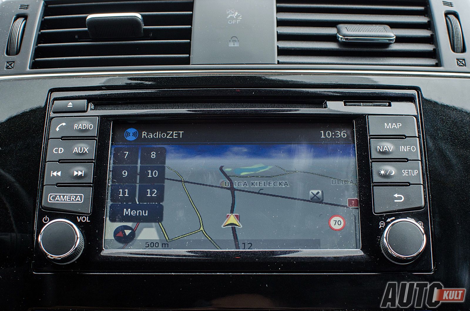 NissanConnect 2.0 działa poprawnie i ma wszystko, co mieć powinien. Niestety konkurenci mają lepszą i ładniejszą grafikę