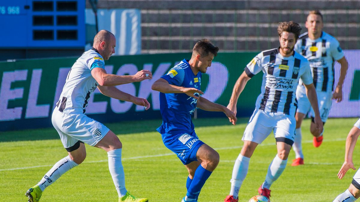 WP SportoweFakty / Karol Słomka / Na zdjęciu: Michał Żyro (przy piłce)